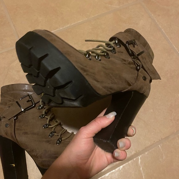 Size 7.5 - Picture 2 of 3